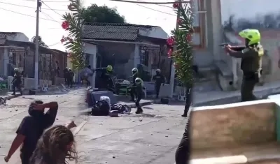 Momento del enfrentamiento entre los policías y la comunidad. 