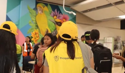 Funcionarios de Prosperidad Social en el aeropuerto de Medellín. 