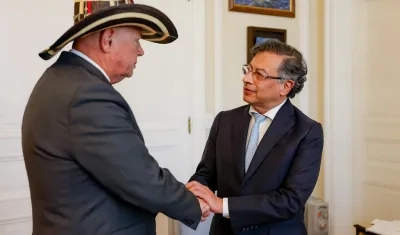 Encargado de negocios de la embajada de Estados Unidos, John McNamara; y el Presidente Gustavo Petro. 