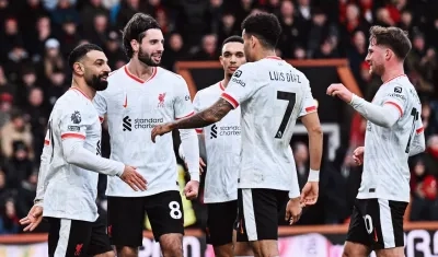 Mohamed Salah celebrando el gol junto a sus compañeros.