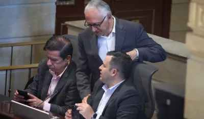 El Ministro del Interior, Jaime Raúl Salamanca; el Ministro de Salud, Guillermo Alfonso Jaramillo, y el presidente de la Cámara, Jaime Raúl Salamanca.