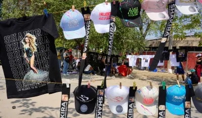 Venta de camisetas y gorras alusivas a Shakira a las afueras del estadio Metropolitano.