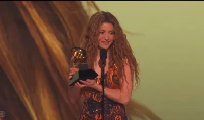 Shakira recibiendo el Premio Grammy.