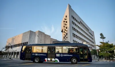 Bus de Transmetro en recorrido por la ciudad. 