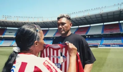 Teófilo Gutiérrez con su mamá.