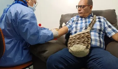 Imagen de la atención de toma de muestra en Consalud.