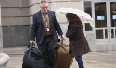 Uno de los empleados saliendo con sus objetos. 