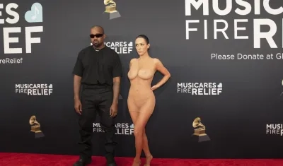 Kayne West y Bianca Censori en la alfombra roja de los premios Grammy. 