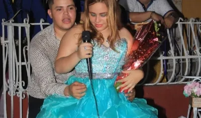 Zair con su hermana.