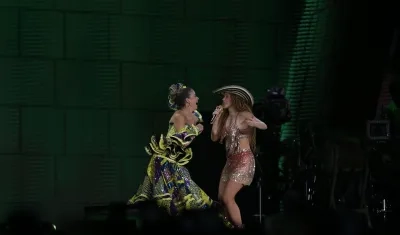 La Reina Tatiana junto a Shakira en el 'Metro'. 