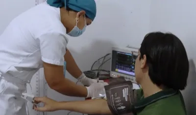 Profesional de la salud brinda atención a un usuario. 