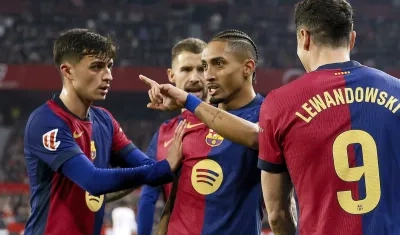 El brasileño Raphinha celebra su gol con Pedri y Lewandowski.