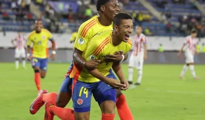 El barranquillero Jordan Barrera (14) celebra el gol con el que abrió el marcador contra Paraguay. 