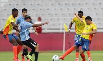 Jordan Barrera trata de rematar a la portería uruguaya. 