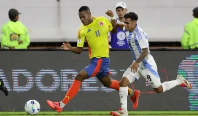 El extremo colombiano Andy Batioja durante el partido contra Argentina. 