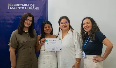 Alcaldesa Alcira Sandoval entregó las becas a los beneficiarios. 