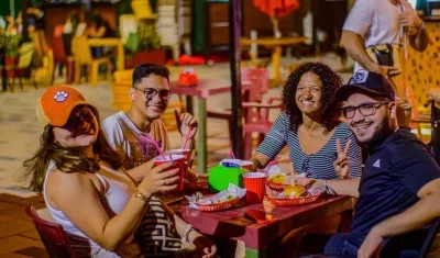 Visitantes en A Bocas del Río, en el Gran Malecón.
