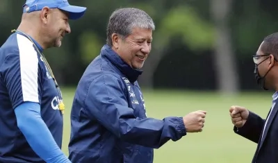 Hernán Darío Gómez con su asistente técnico Édgar 'Panzer' Carvajal. 