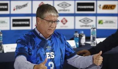 Hernán Darío Gómez durante su presentación como seleccionador de El Salvador. 