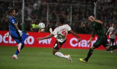 Acción en la que Borja anticipa a portero Matías Borgogno para marcar el primer gol de River Plate. 