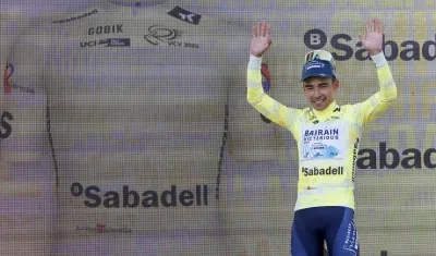 Santiago Buitrago celebra su consagración en la Vuelta a la Comunidad Valenciana.  