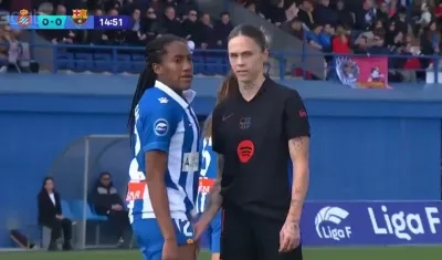 Daniela Caracas y Mapi León durante su cruce en el partido entre Espanyol y Barcelona. 