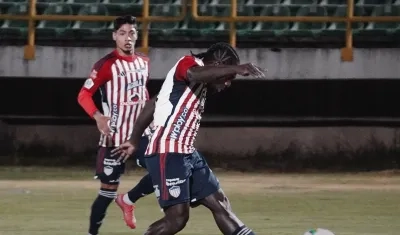 Yimmi Chará, autor del primer gol del Junior, remata a la portería del Boyacá Chicó. 