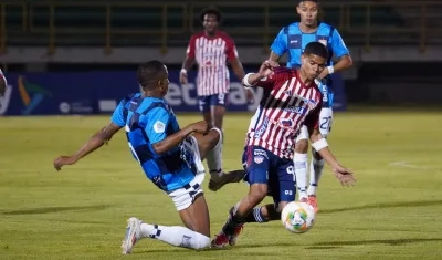 José Enamorado, que estrelló una bola en el palo, en un duelo con un jugador del Boyacá Chicó.