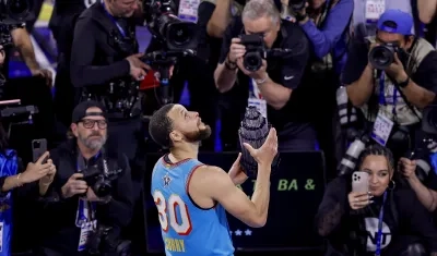 Stpehen Curry posa para los fotógrafos tras ser elegido como MVP del All-Star.