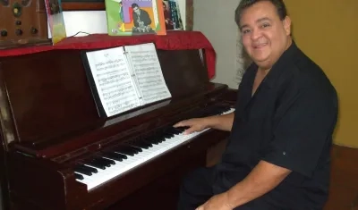 El músico puertorriqueño Richie Ray posando en una entrevista con EFE en San Juan.