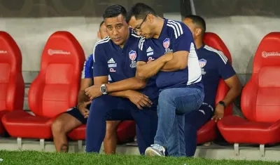El técnico del Junior, César Farías, dialoga con el delegado Héctor Fabio Báez.