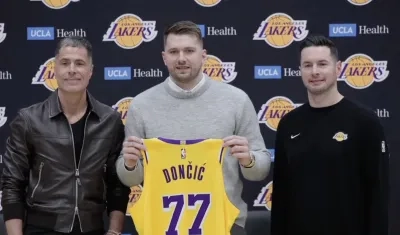 Luca Doncic durante su presentación como nuevo jugador de los Lakers.