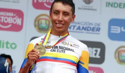 Egan Bernal celebra el triunfo obtenido en Bucaramanga.