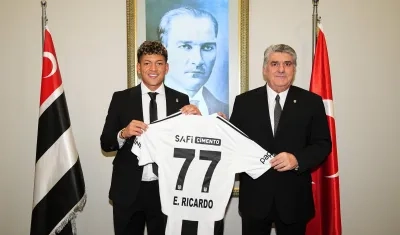 El barranquillero Élan Ricardo con el presidente del Besiktas, Serdal Adalı.