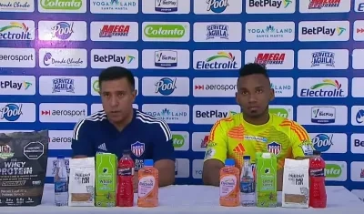 César Farías y Jefersson Martínez en la rueda de prensa al final del partido contra Unión Magdalena.