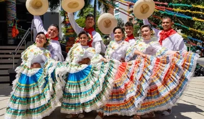 Bailarinas de a agrupación dancística Expresión son Candela.