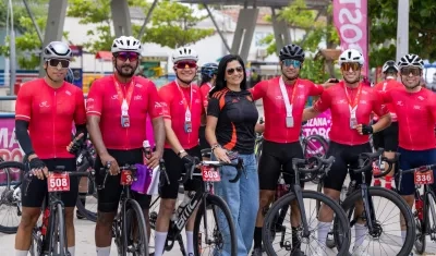 Grupo de participantes en la carrera ciclística Gran Fondo Caribe. 