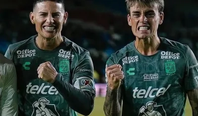 James Rodríguez con su compañero de equipo Nicolás Fonseca. 