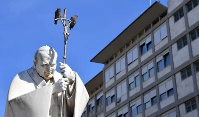 La estatua de Juan Pablo II ante el hospital Gemelli, donde está ingresado el Papa Francisco. 