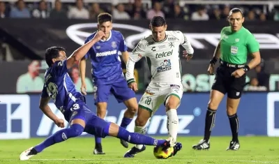 James Rodríguez intenta eludir la marca de Luan García, del Toluca.