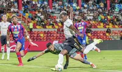 Acción de gol de Fredy Espinal, de Llaneros, que fue invalidada por fuera de juego.