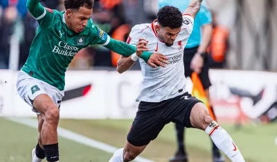 El colombiano Luis Díaz intenta avanzar ante la marca de un jugador rival. 