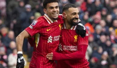 Luis Díaz festeja su gol con el egipcio Mohamed Salah.