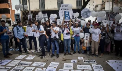 Familiares de políticos, activistas y otros detenidos en Venezuela frente al Ministerio Público.