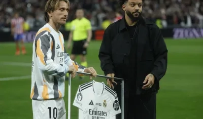 Marcelo recibió de Luka Modric una camiseta autografiada del Real Madrid.