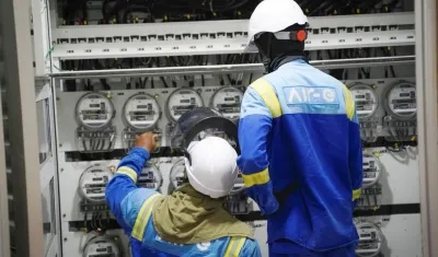 Operarios de Air-e revisando los medidores.