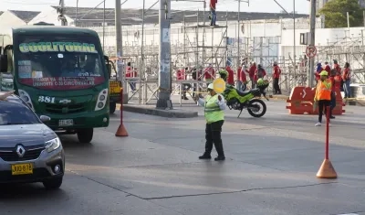 Orientadores de movilidad en la Vía 40.