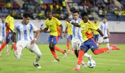 Néiser Villarreal intenta un remate a la portería argentina ante la presión de Juan Giménez.