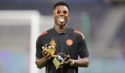 Néiser Villarreal con el trofeo de máximo goleador del Sudamericano sub-20.