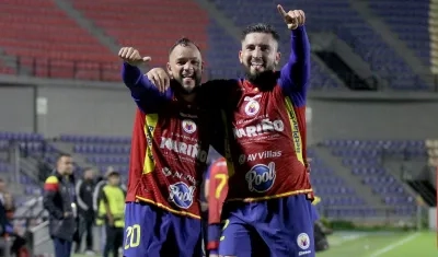 Mauricio Castaño (20), autor del primer gol del Pasto, celebra con Israel Alba.